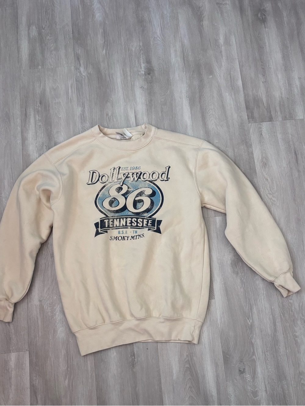 DOLLYWOOD Cream '86 Tennessee Graphic Sweatshirt